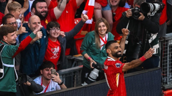 الملك المصري يكتب التاريخ.. محمد صلاح يعادل إنجاز أسطورة إنجلترا